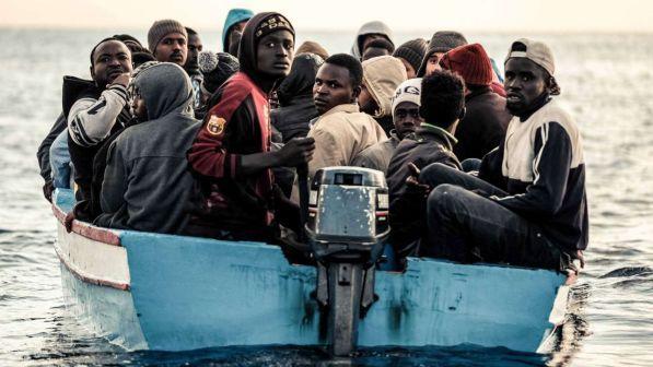 Spagna, la guardia costiera salva oltre 600 migranti in mare