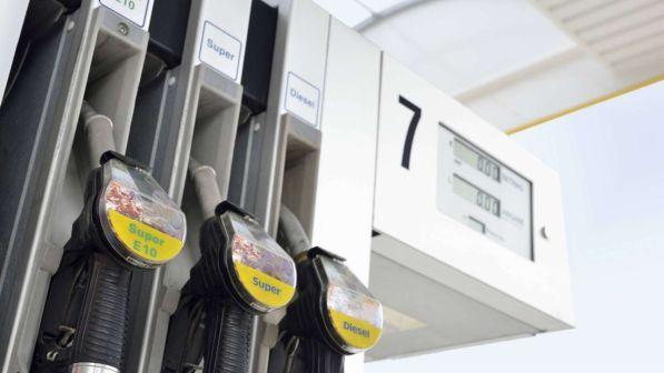Catania, lascia distributore "aperto": 40 denunce per furto benzina