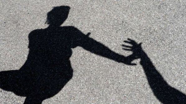 Genova, abusata per anni dalla madre e dal patrigno | Poi viene stuprata anche dal padre