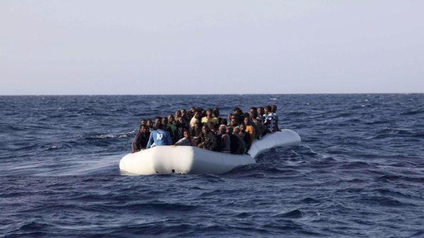 Migranti, nave Golfo Azzurro con a bordo 389 persone nel Ragusano