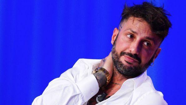 Nuovi guai per Fabrizio Corona, lavorava in un pub di Avellino ma aveva divieto di uscire dalla Lombardia