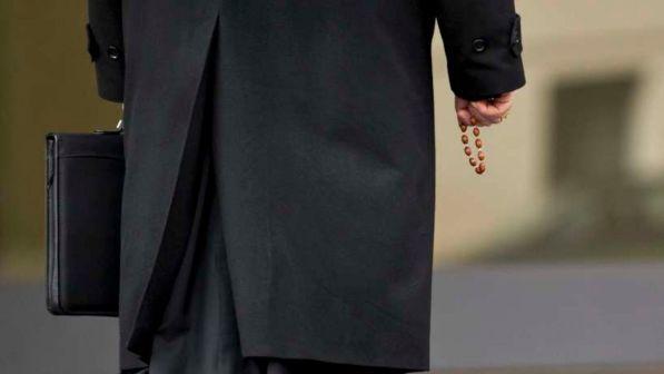 Vaticano: accusato di pedopornografia, monsignor Capella confessa