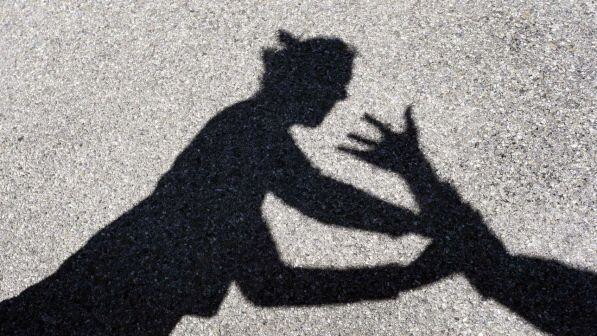 Torino, il papà picchia la mamma: un 12enne chiama il 112 e lo fa arrestare