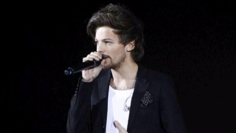 One Direction, Louis Tomlinson presenta il figlio Freddie: primo scatto social