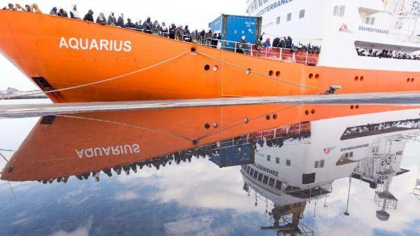 Aquarius, Msf: "Migrante minaccia di buttarsi in mare"