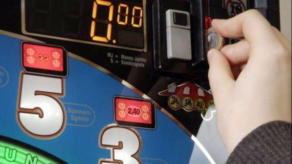Gallarate, a 12 anni gioca alle slot: chiusa la sala giochi