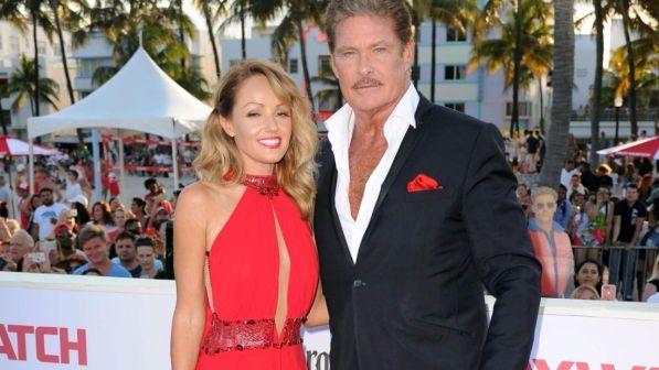 David Hasselhoff, sua figlia Hayley è in carcere per abuso di alcool e lui sfila con la baby fidanzata