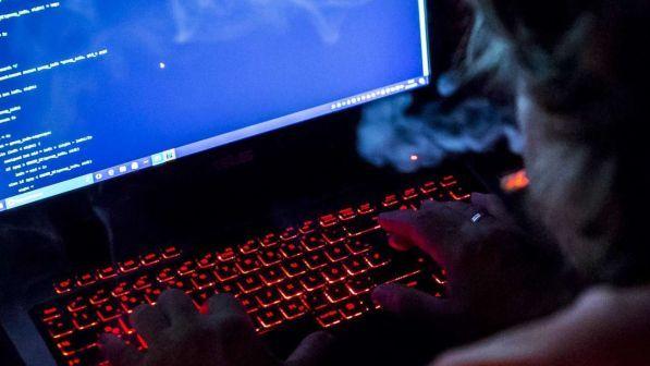 Bari, famiglia schiava del web: restano chiusi in casa per due anni