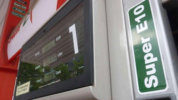 Ponte di Pasqua, scatta il caro benzina: italiani spenderanno 110 milioni in più