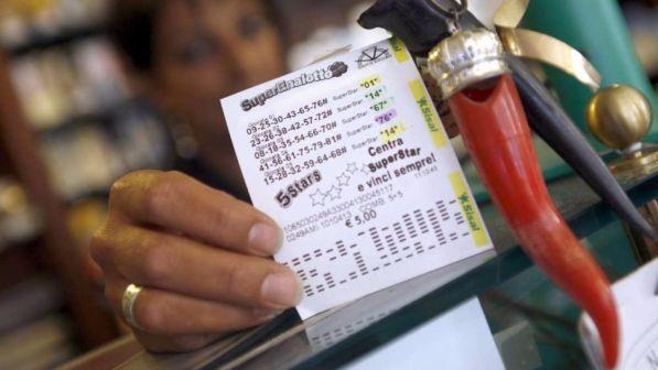 Superenalotto "SiVinceTutto", i numeri vincenti: 4,16,22,49,54,75
