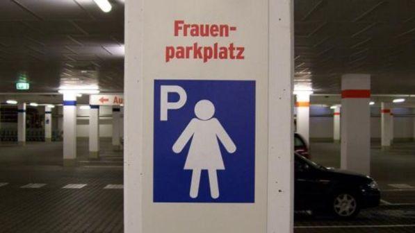 Germania, stop ai parcheggi riservati alle donne in Baviera: "Discriminatori"