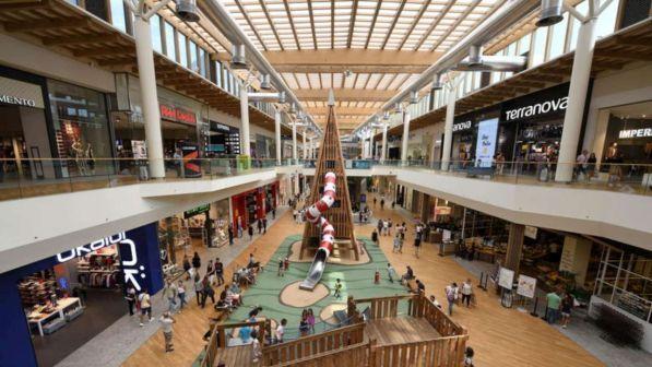 Negozi aperti 26 domeniche l'anno, deroga per 4 feste: ecco le novità