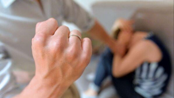 Milano, genitori insultavano e avvelenavano figlia disabile: arrestati | Polizia li intercetta: "Odio quella scimmia"