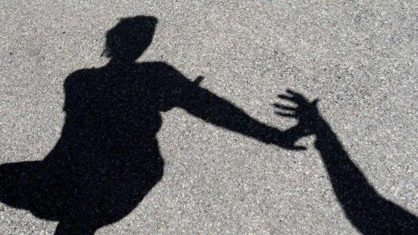 Varese, violenza sessuale sulla figlia: arrestati i genitori