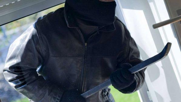 Ostia, sorprende ladri in casa e viene colpito con un cacciavite: è grave