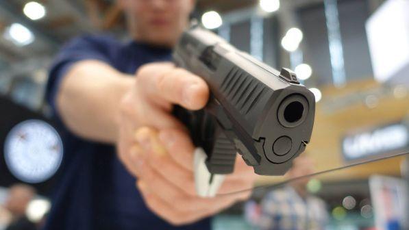 Reggio Calabria, rapinatore morde cassiere e spara agli agenti: preso