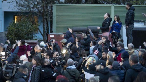 Protesta anti-nomadi a Roma, Raggi: garantita l'incolumità dei bimbi