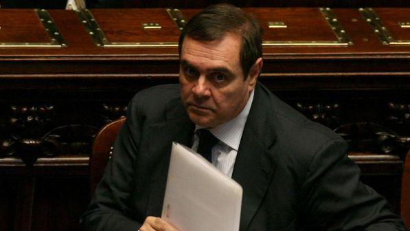Clemente Mastella ferito in un incidente stradale: amputata falange di un dito