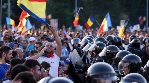 Romania, migliaia in piazza a Bucarest contro il governo