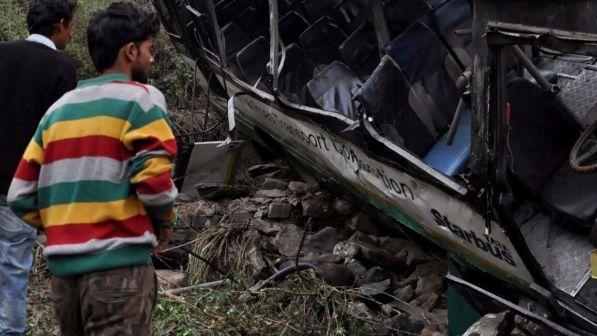 India, scuolabus precipita in un burrone: sei bambini morti
