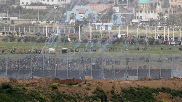 Gaza, scontri fra manifestanti ed esercito israeliano: ucciso un palestinese