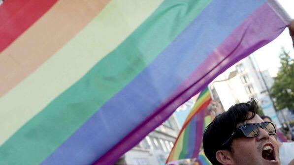 Trump vieta la bandiera Lgbt sui pennoni delle ambasciate Usa
