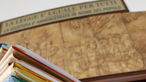 Fece pipì in un cespuglio, licenziato Il prof punito dalla Corte dei Conti