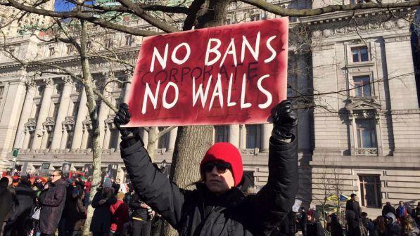 Trump, nuove proteste a New York sotto la Statua libertà