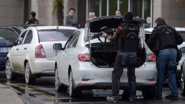 Turchia, sospetto simpatizzante dell'Isis accoltella a morte agente