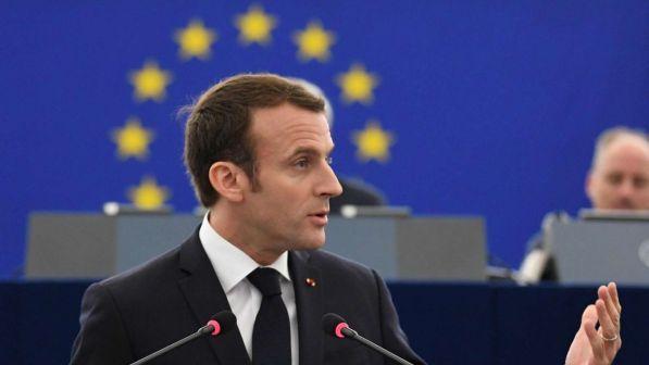 Francia, popolarità "in negativo" per Macron dopo un anno all'Eliseo