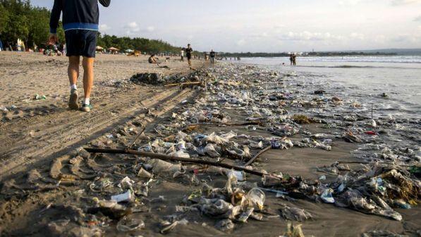 Microplastiche, fino a duemila tonnellate sulle spiagge italiane