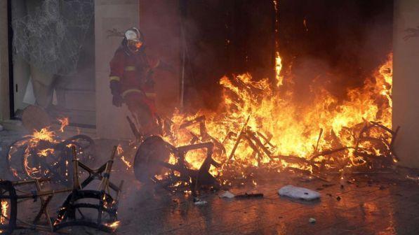 Guerriglia e saccheggi, i gilet gialli devastano Parigi: 230 fermi