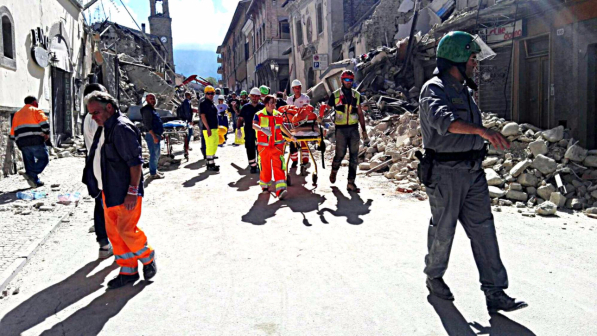 Sisma, Accumoli: 43enne romano estratto tra gli applausi dopo ore