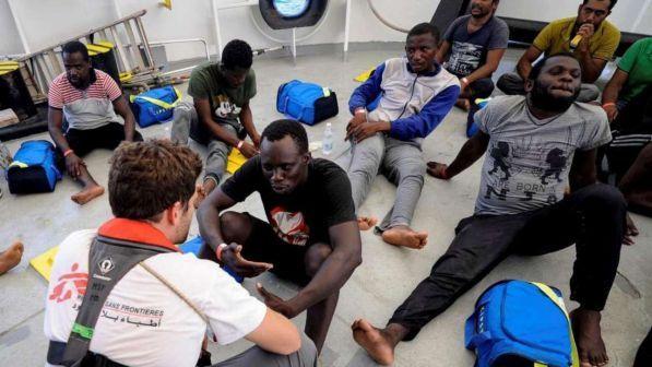 Migranti, appello della nave Aquarius: "L'Ue ci indichi un luogo sicuro dove far sbarcare 141 profughi"