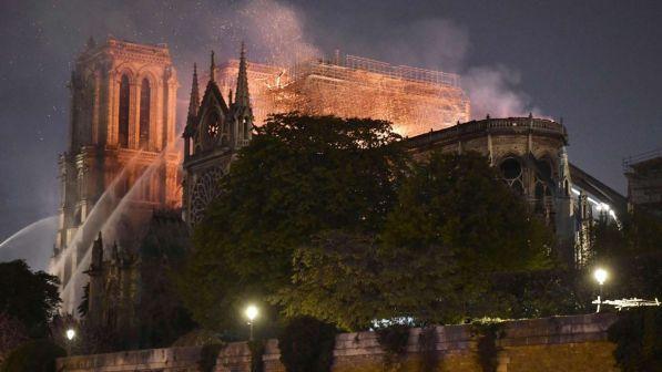 Incendio a Notre-Dame, salve corona di Cristo e tunica di San Luigi