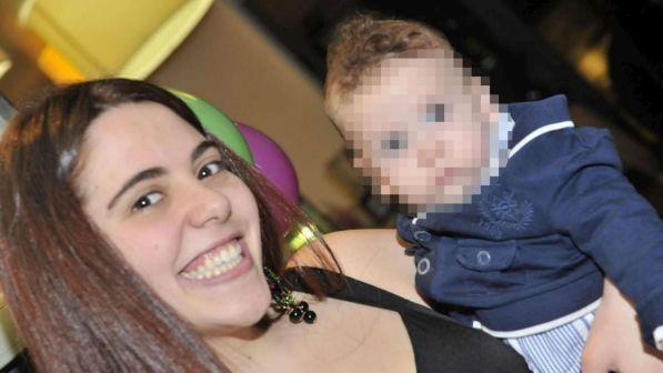 Bimbo picchiato a morte a Novara, la madre e il patrigno si scambiavano via chat le foto delle botte date al piccolo
