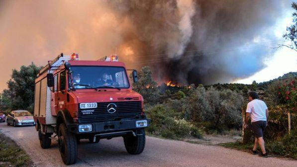Incendi Grecia, centinaia di turisti evacuati nell'isola di Samos