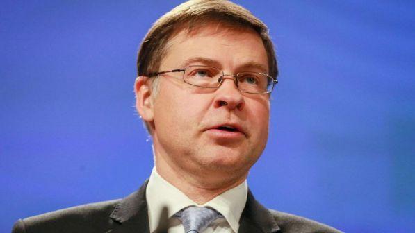 Crescita, Dombrovskis: "Rallentamento preoccupa, chi può spenda"