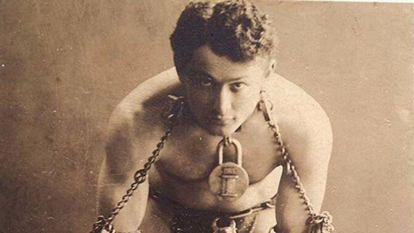 Harry Houdini, 90 anni fa moriva il numero uno degli illusionisti