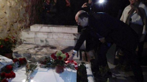 Hammamet, Alfano depone rose sulla tomba di Bettino Craxi