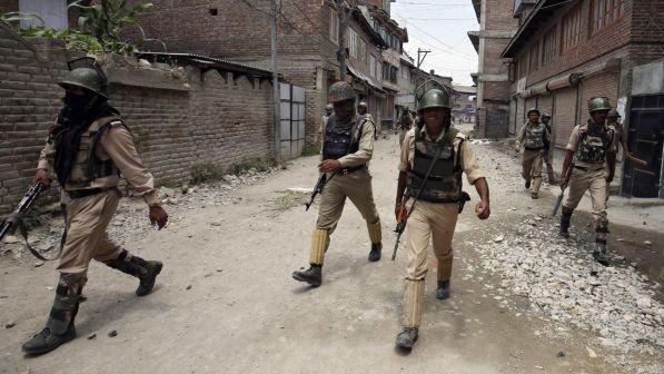 Kashmir, 30 feriti e 100 arresti in anniversario morte di militante