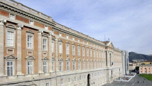 Forte nubifragio a Caserta, cade un pezzo di capitello della Reggia