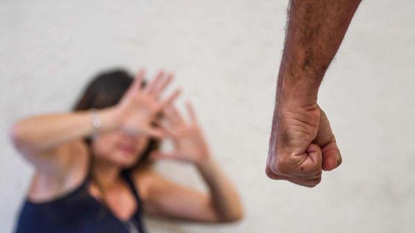Riccione, nonno di 68 anni violenta le nipotine per anni: arrestato