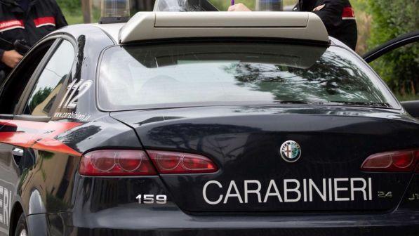 Asti, bimbo di due anni da solo in strada: i carabinieri lo portano a casa e arrestano il padre