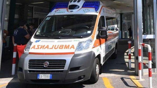 Milano, cacciato da una discoteca sale sulla sua auto e si lancia sui buttafuori