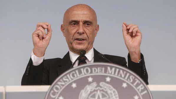 Bimba rasata a Bologna, Minniti: "Non tolleriamo le imposizioni"