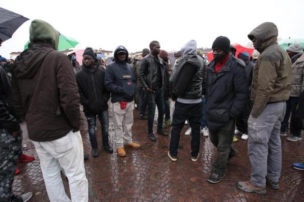 Ucciso a Firenze: sit-in senegalesi, spinte a sindaco Nardella