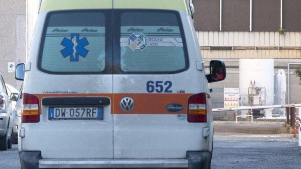 Latina, sparano piombini da un'auto contro una bici: ferito operaio indiano