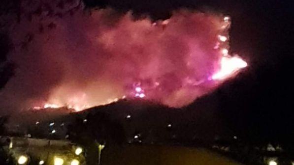 Incendio nel Pisano: vento alimenta fiamme: centinaia gli sfollati