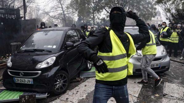 Gilet gialli, scontri tra studenti e polizia a Nizza e Marsiglia